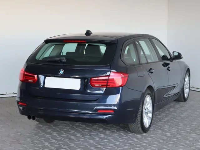 BMW 3 Series Touring 2017 photo 4
