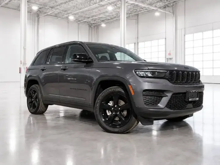 Jeep Grand Cherokee 2023 photo 2