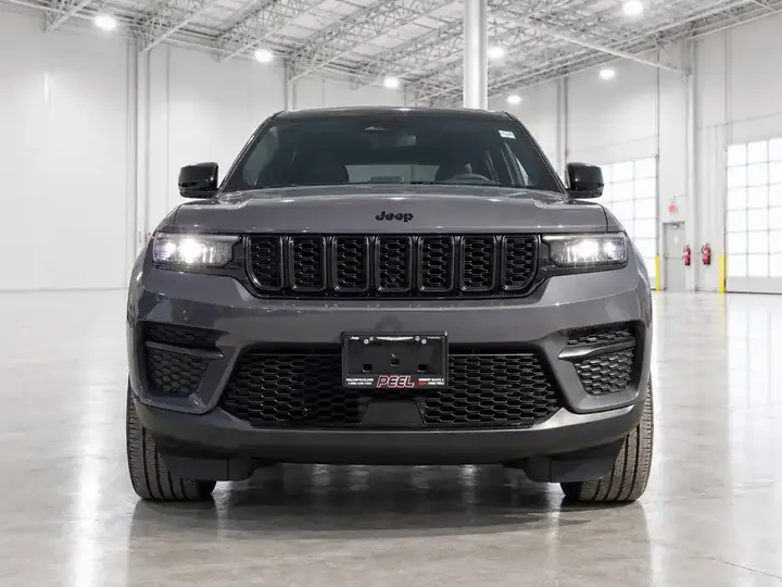 Jeep Grand Cherokee 2023 photo 3