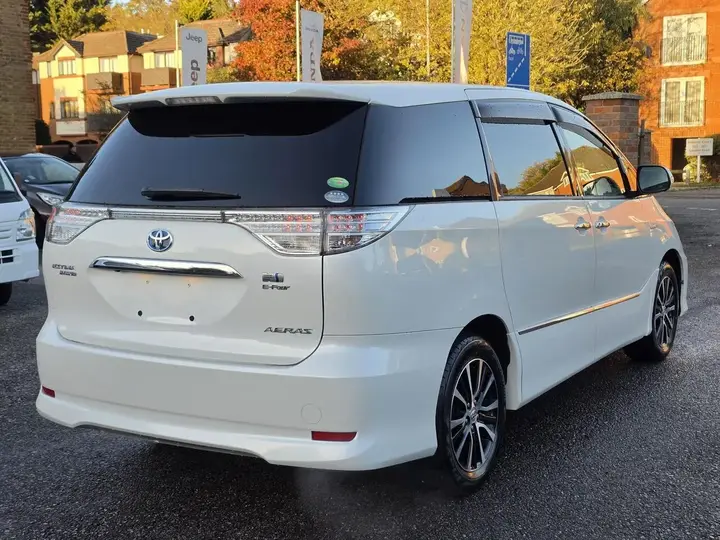 Toyota Estima 2014 photo 3