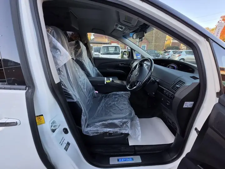 Toyota Estima 2014 photo 4