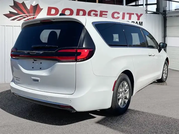 Chrysler Pacifica 2027 photo 5