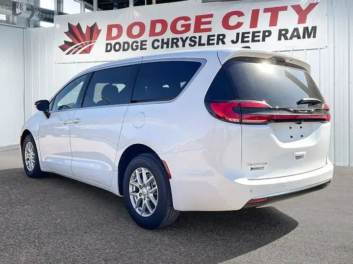 Chrysler Pacifica 2027 photo 2