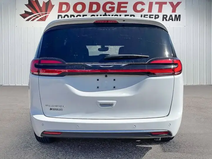 Chrysler Pacifica 2027 photo 4