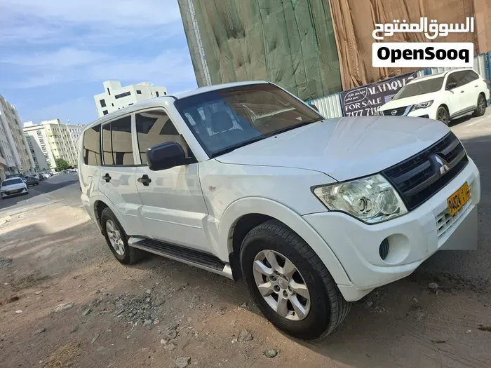Mitsubishi Pajero 2012 photo 2