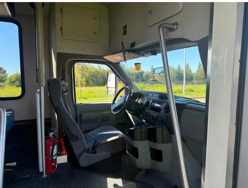 Ford E-350 2011 photo 4
