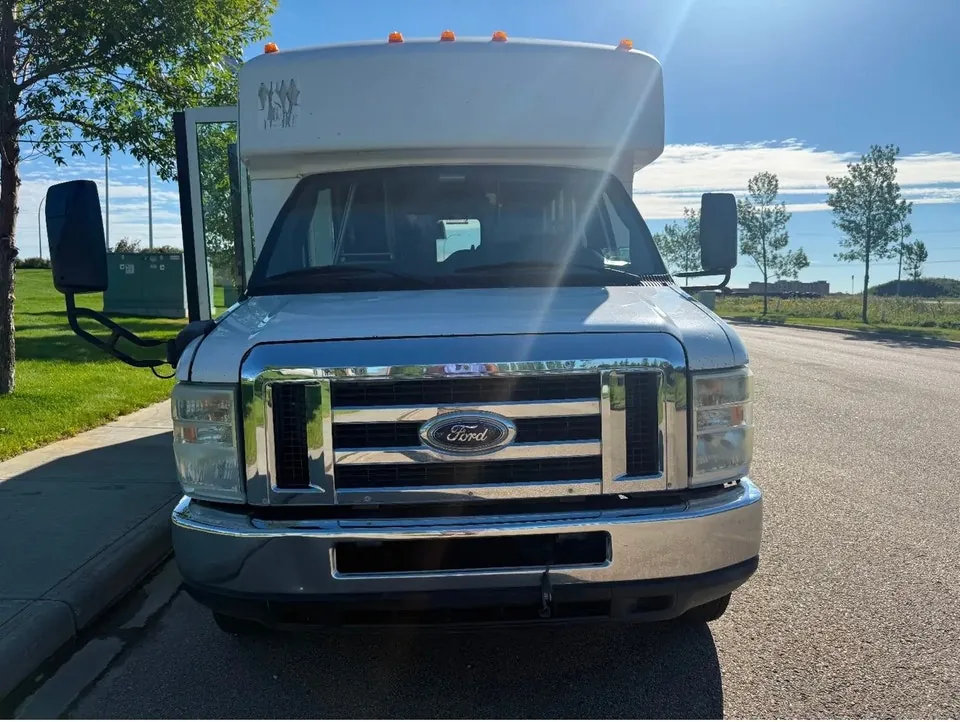 Ford E-350 2011 photo 2