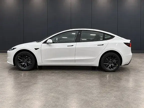Tesla Model 3 2026 photo 4