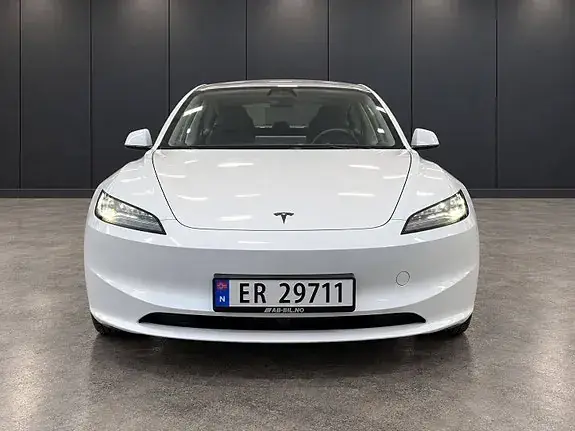 Tesla Model 3 2026 photo 2