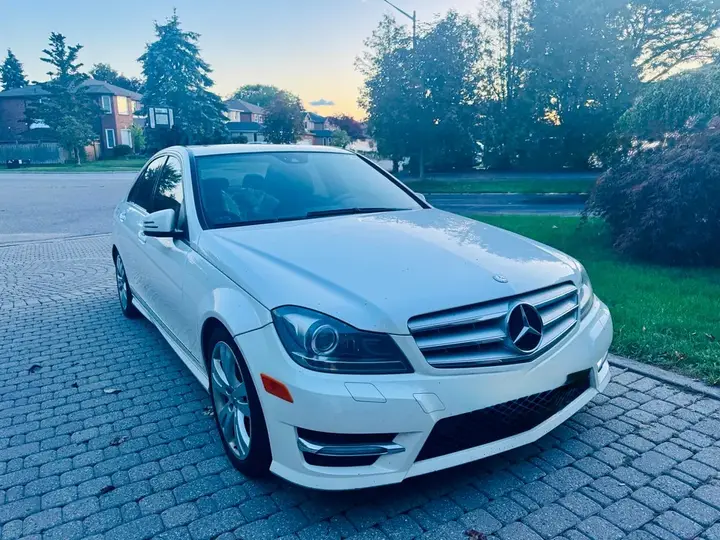 Mercedes-Benz C300 2012 photo 2