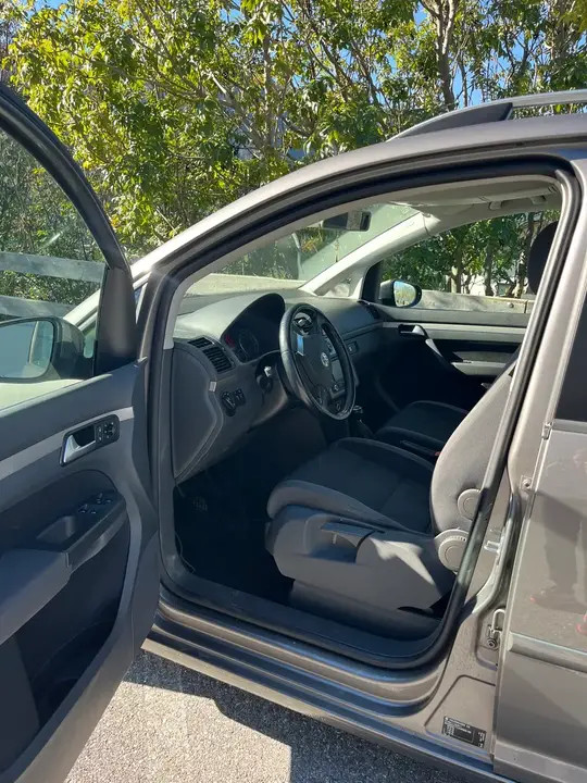 Volkswagen Touran 2009 photo 2