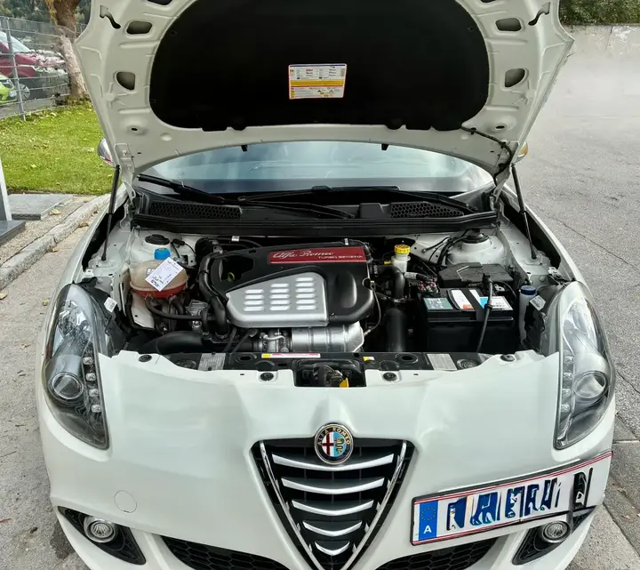 Alfa Romeo Giulietta 2014 photo 2