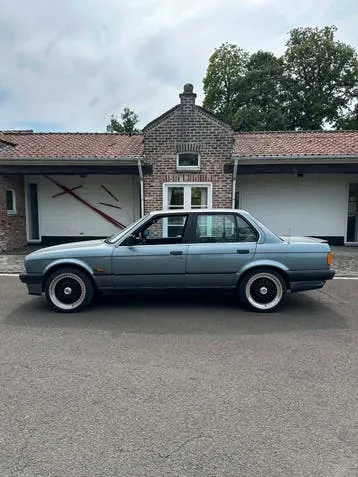 BMW E30 320I