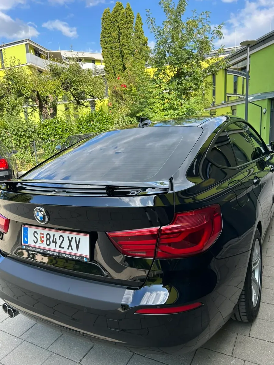 BMW 3 Series 2018 photo 2