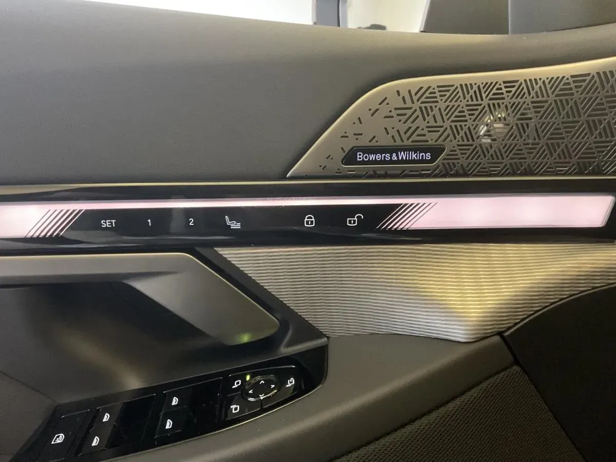BMW 5 Series photo 2