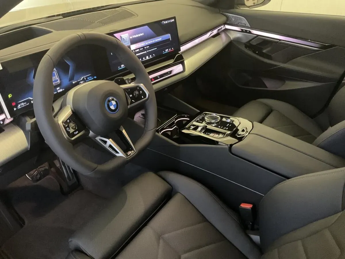 BMW 5 Series photo 3