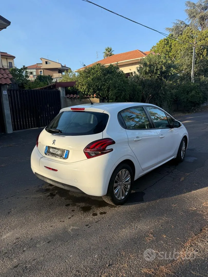 Peugeot 208 2017 photo 3