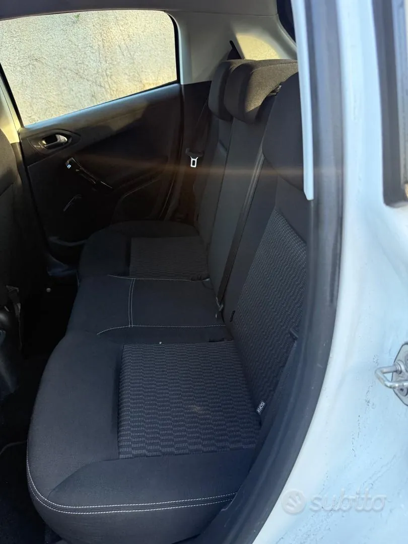 Peugeot 208 2017 photo 5