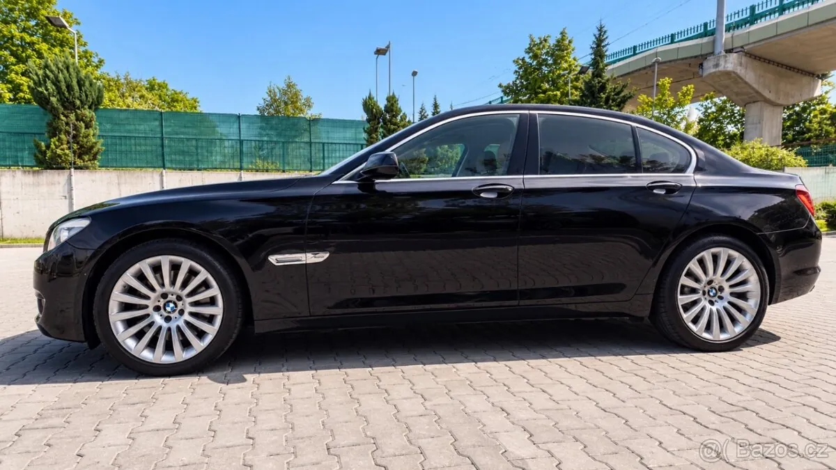 BMW 740D 2012 photo 2