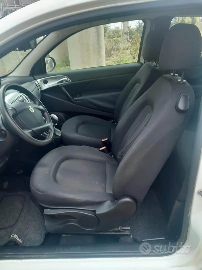 Lancia Ypsilon 2012 photo 2