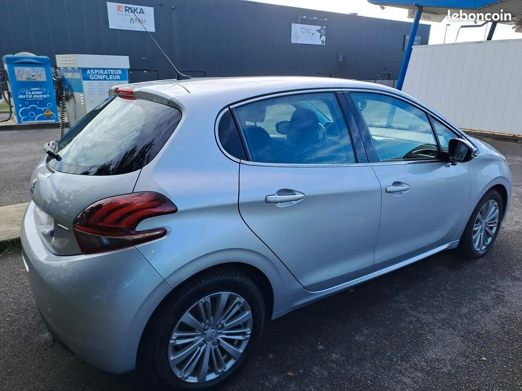 Peugeot 208 2017 photo 3