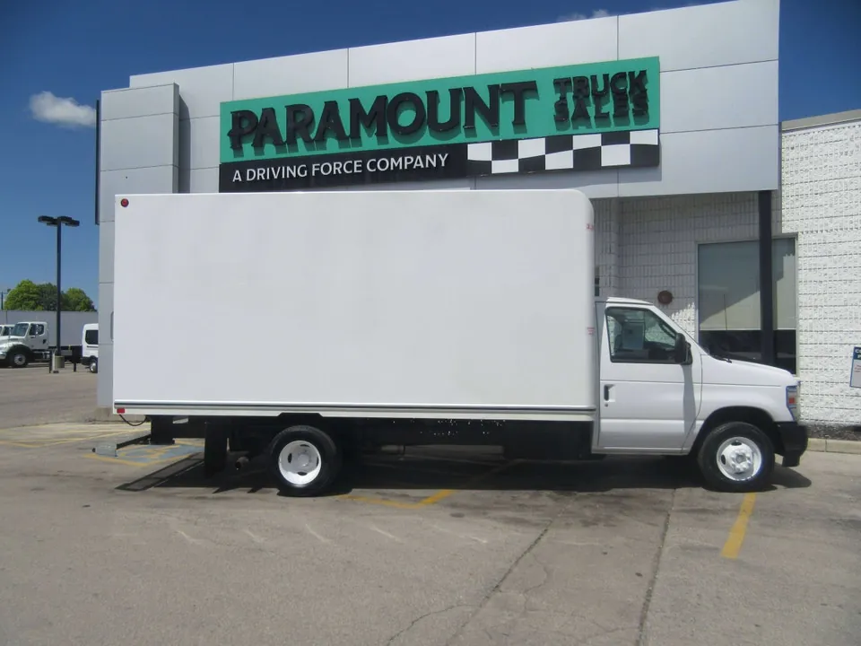 Ford E-450 2025 photo 2
