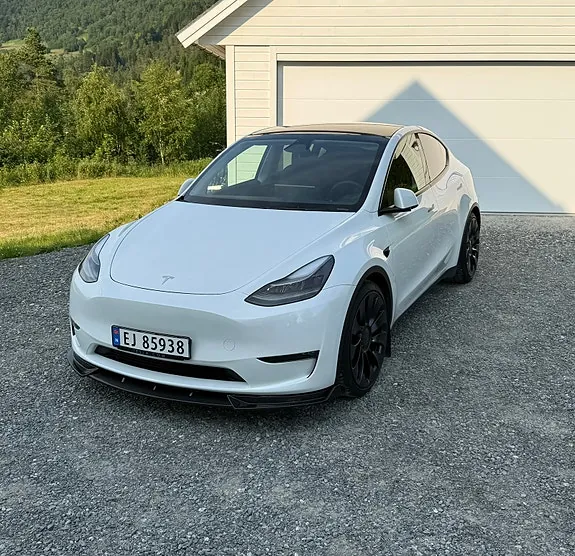 Tesla Model Y 2025 photo 3