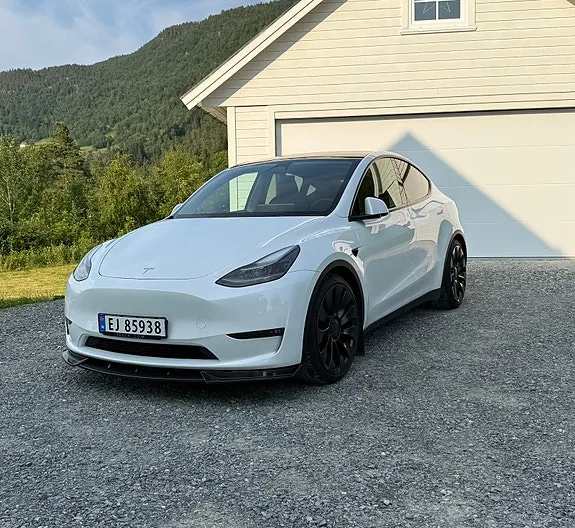 Tesla Model Y 2025 photo 2