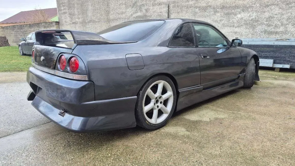 Nissan Skyline 1995 photo 2