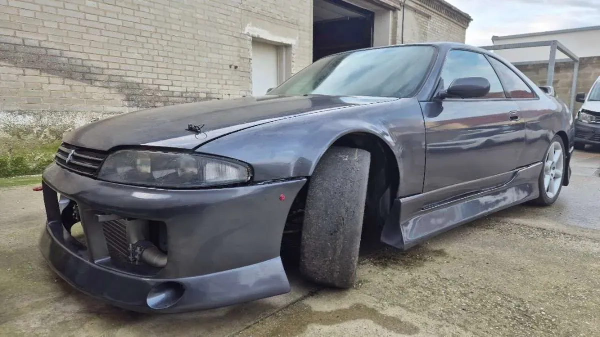 Nissan Skyline 1995 photo 3