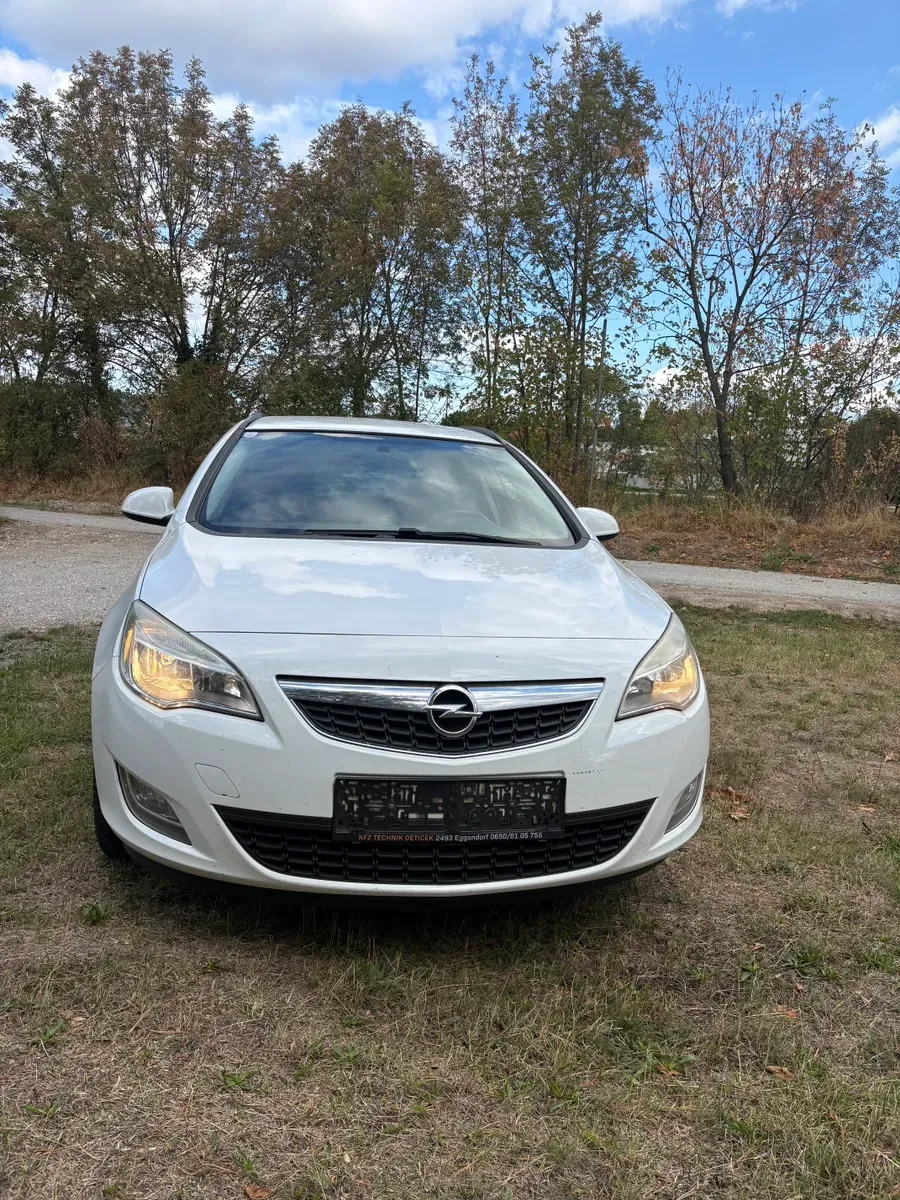 Opel Astra 2012 photo 2