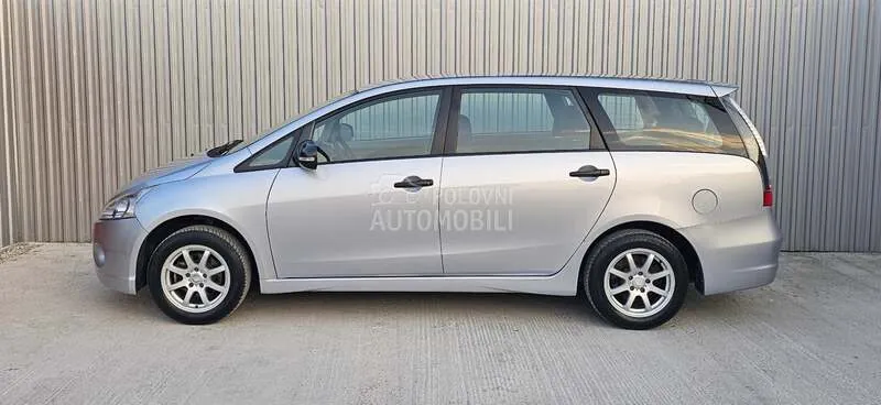 Mitsubishi Grandis 2010 photo 4