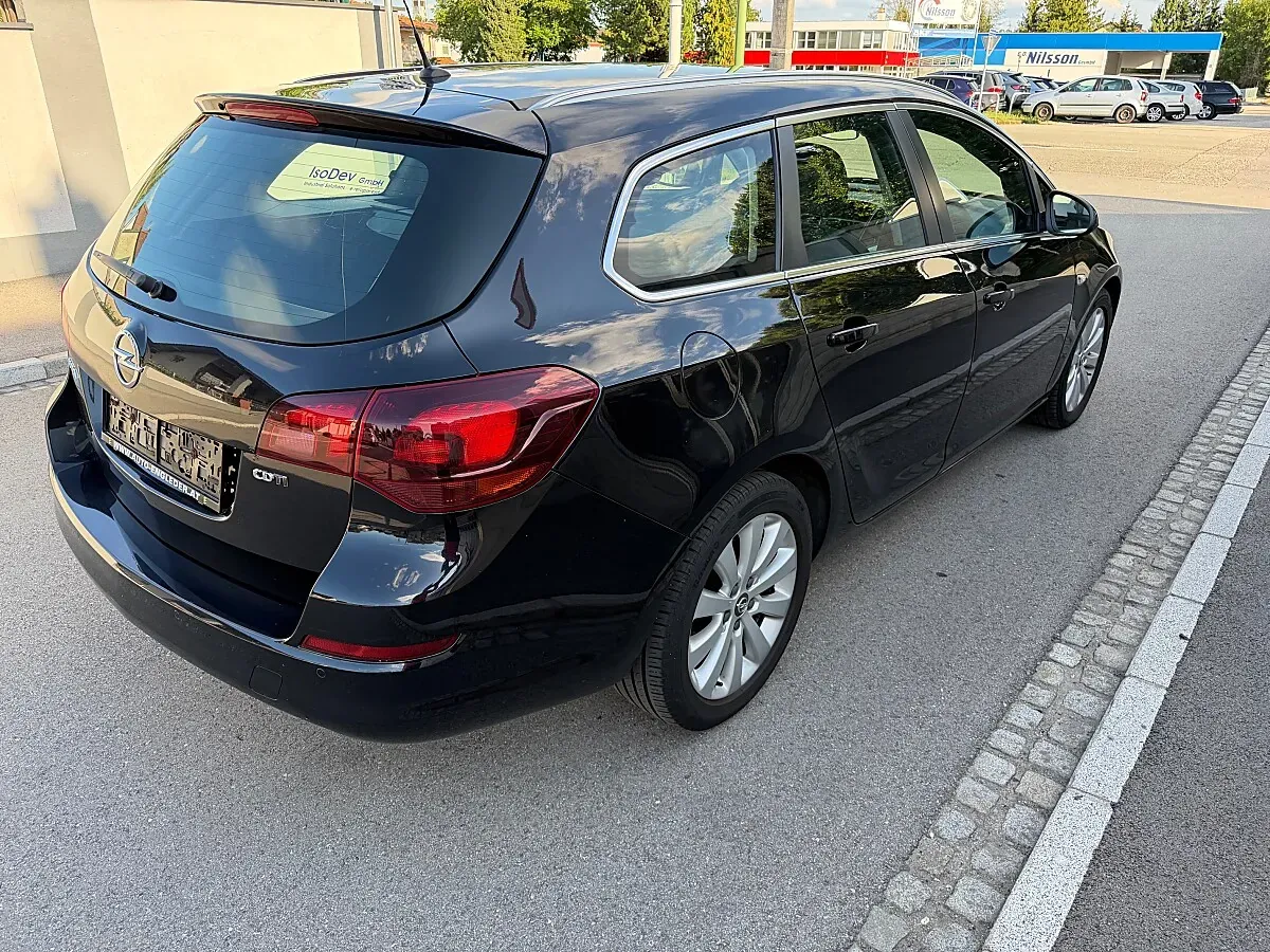 Opel Astra 2011 photo 2