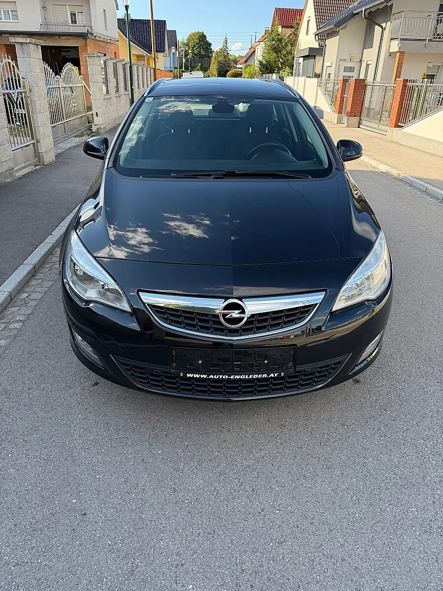 Opel Astra 2011 photo 3