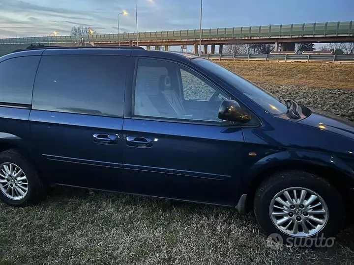 Chrysler Voyager 2006 photo 2