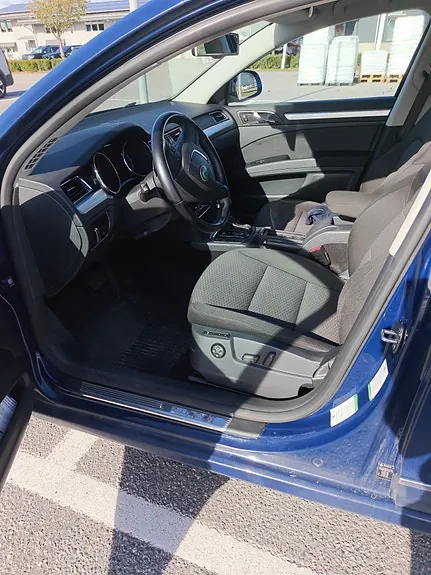 Skoda Superb 2012 photo 2