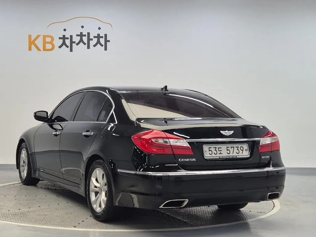 Hyundai Genesis 2012 photo 2