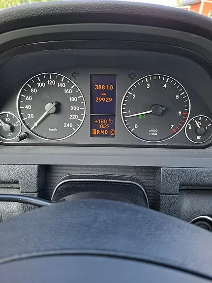 Mercedes-Benz A180 2012 photo 2