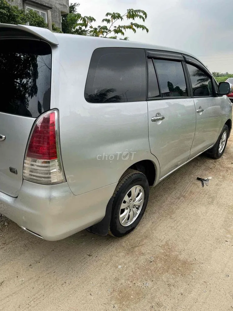 Toyota Innova 2010 photo 2