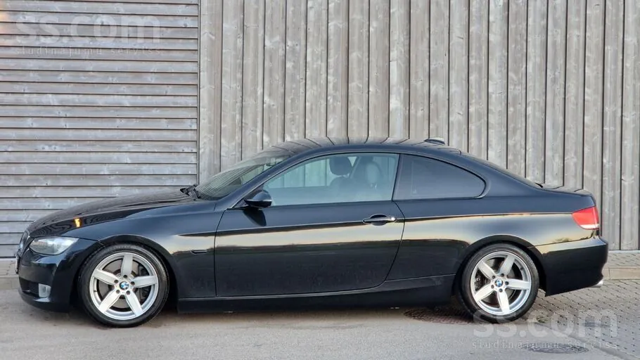BMW 330 2009 photo 2