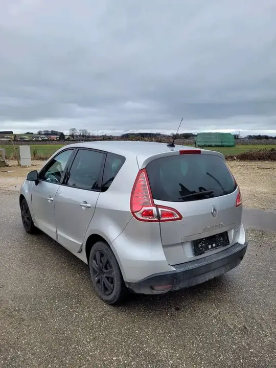 Renault Scenic 2011 photo 2
