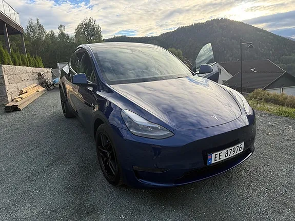 Tesla Model Y 2023 photo 2