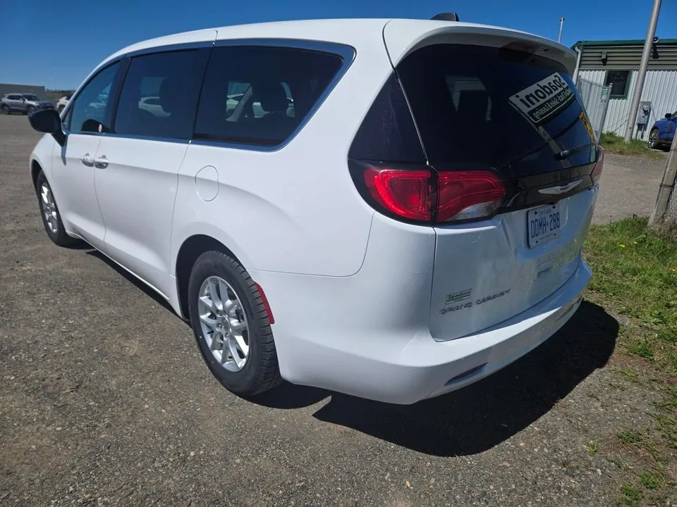 Chrysler Grand Caravan 2024 photo 5