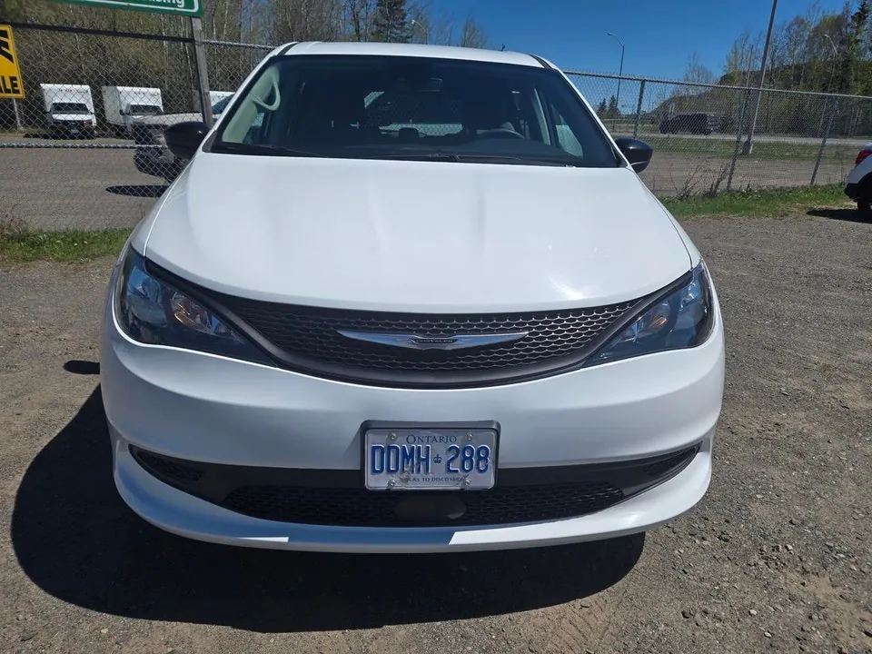 Chrysler Grand Caravan 2024 photo 2