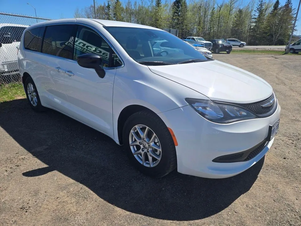 Chrysler Grand Caravan 2024 photo 3