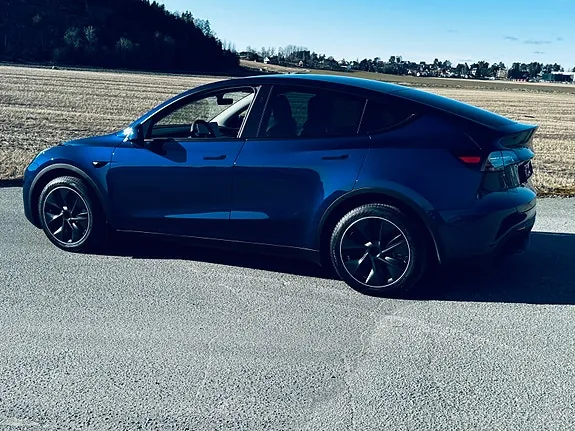 Tesla Model Y 2024 photo 2