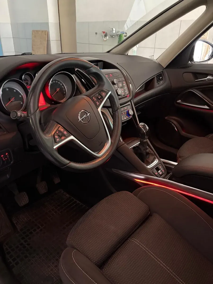 Opel Zafira Tourer 2012 photo 3