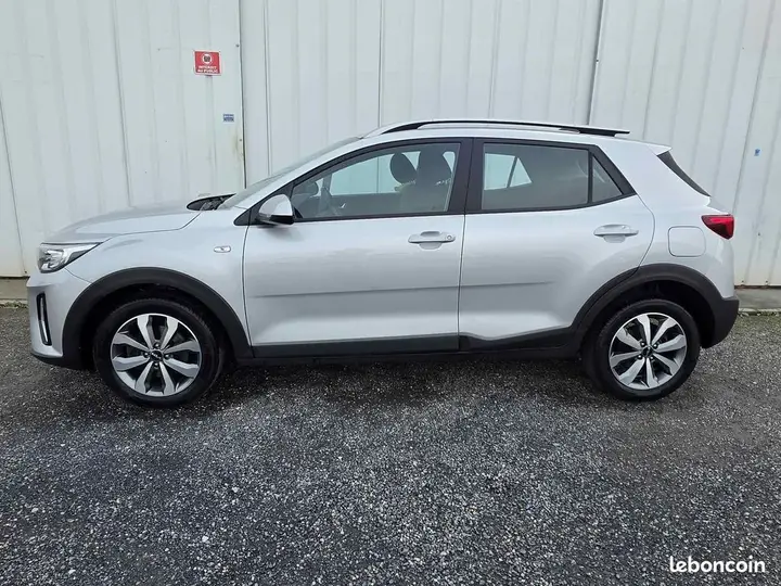 Kia Stonic 2023 photo 2