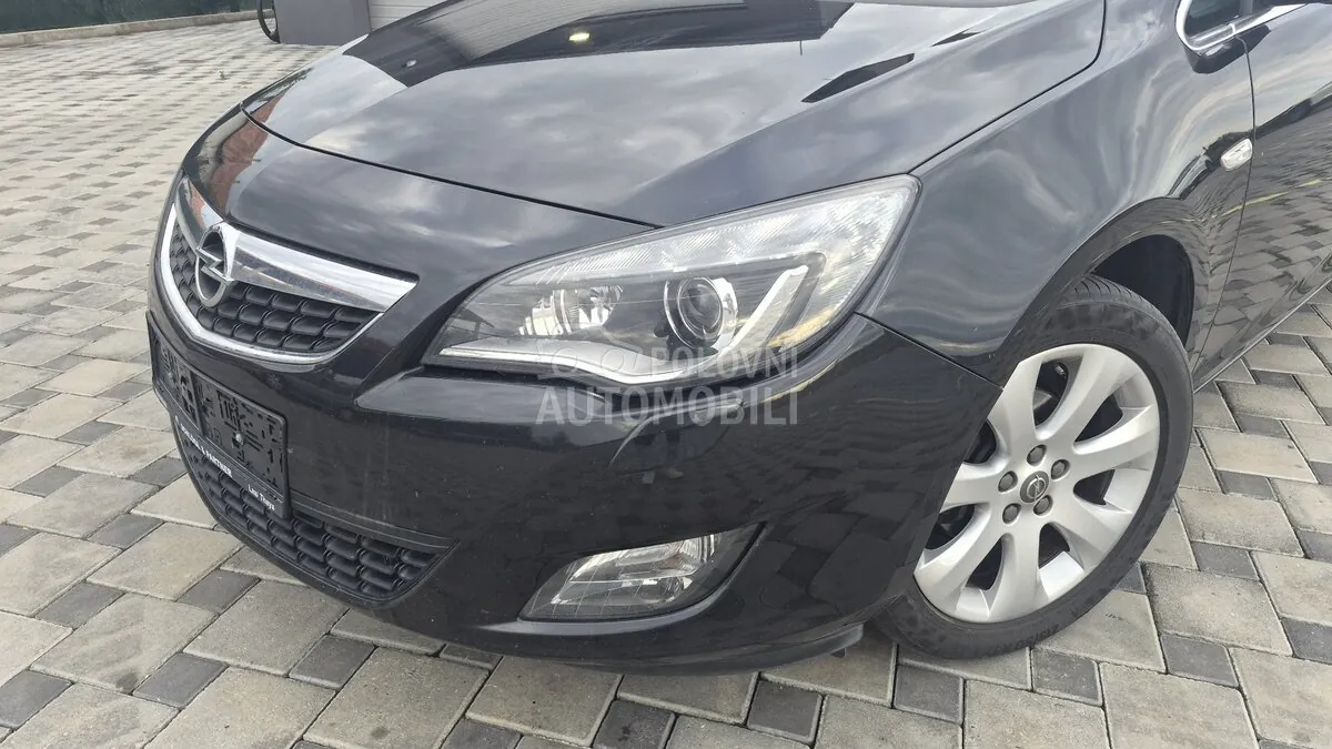 Opel Astra J 2011 photo 5