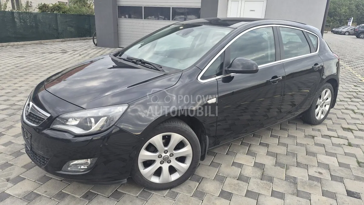 Opel Astra J 2011 photo 3